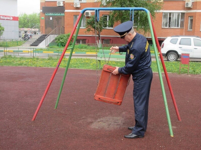 Более 160 дефектов на детских игровых площадках устранили в Воскресенске с начала лета  