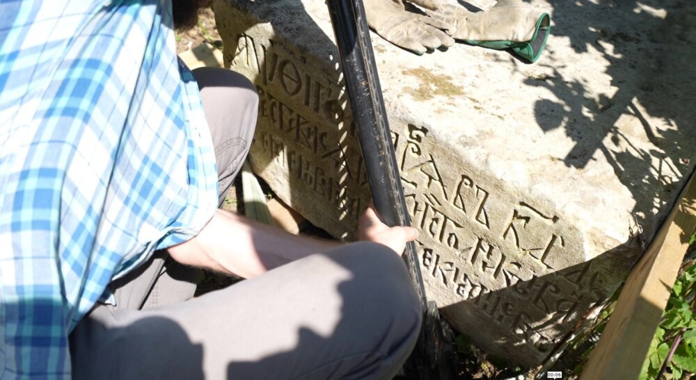Домодедовские краеведы нашли надгробный камень Беклемишевых в селе Петровское Воскресенского округа  
